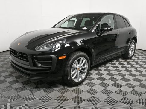 Certified 2025 Porsche Macan image 1