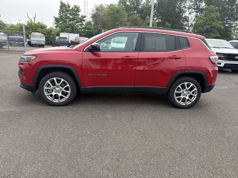 Used 2023 Jeep Compass Latitude AWD/4WD image 2