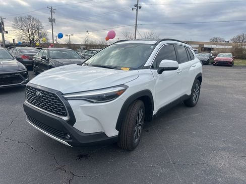 Used 2023 Toyota Corolla Cross XLE w/ Convenience Package image 12