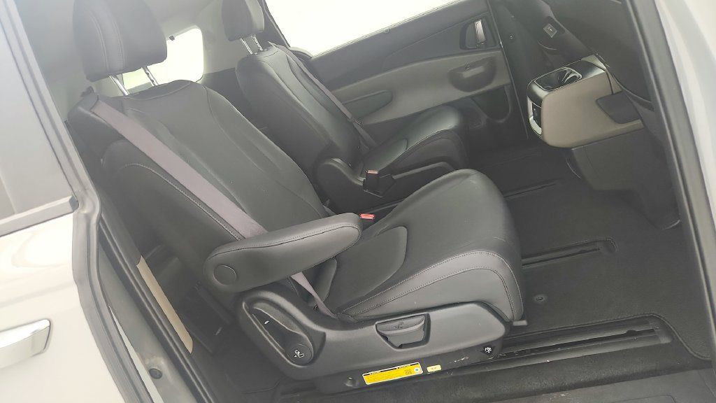 Used 2025 Kia Carnival EX FWD image 31