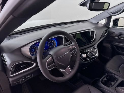 Used 2025 Chrysler Pacifica Select image 23
