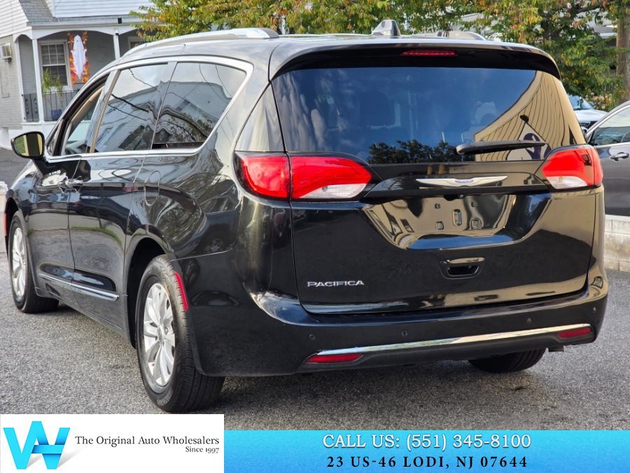Used 2018 Chrysler Pacifica Touring-L Plus FWD image 4
