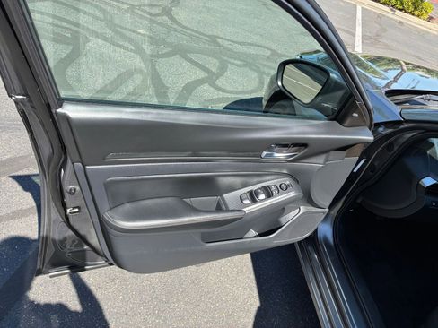 Used 2025 Nissan Altima 2.5 SV image 18