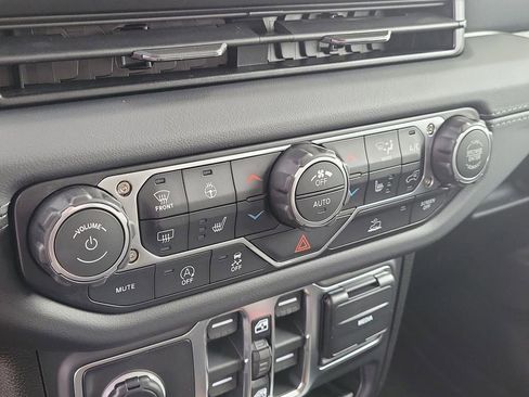 New 2026 Jeep Gladiator Sahara image 30