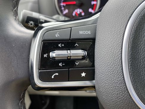 Used 2024 Kia Carnival LX FWD image 17