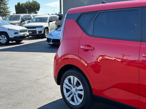 Used 2024 Kia Soul LX FWD image 3
