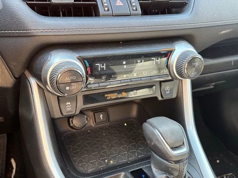 Used 2022 Toyota RAV4 XLE Premium image 11