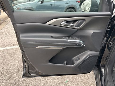 Used 2025 Chevrolet Traverse LT image 59