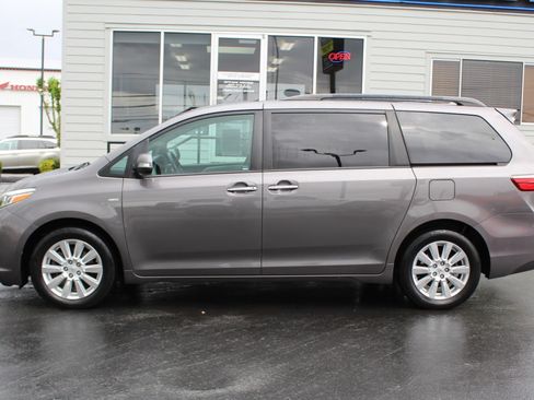 Used 2017 Toyota Sienna Limited AWD/4WD image 3