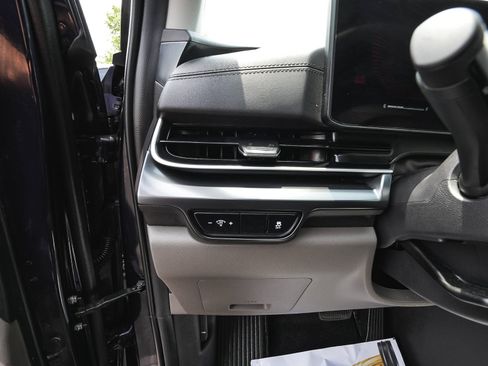 Used 2025 Kia Carnival FWD image 14