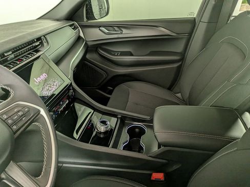 Certified 2025 Jeep Grand Cherokee Laredo X image 27