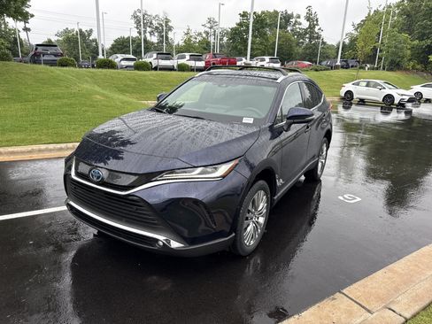 Used 2024 Toyota Venza XLE AWD/4WD image 5