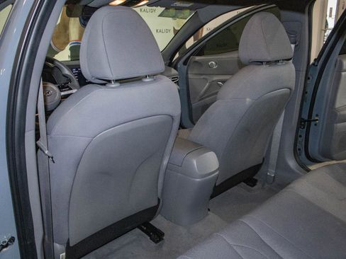 Used 2022 Hyundai Elantra SE w/ Preferred Accessory Package image 9