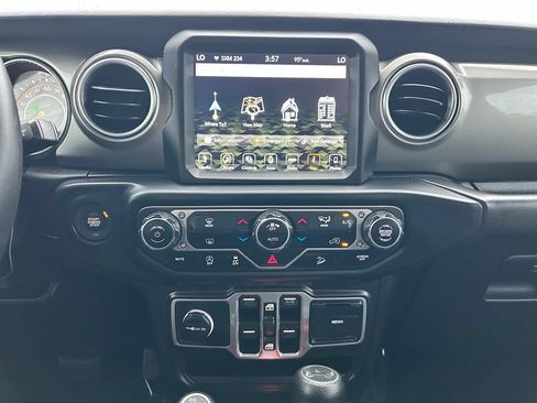 Used 2018 Jeep Wrangler Unlimited Sahara AWD/4WD image 19