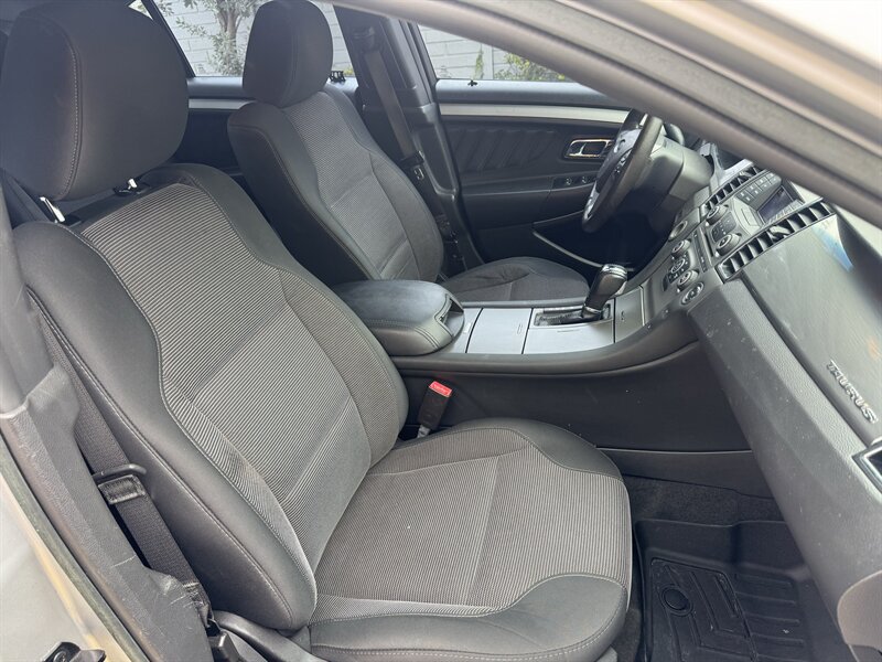 Used 2017 Ford Taurus SEL FWD image 16