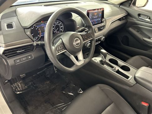 Used 2025 Nissan Altima 2.5 SV FWD image 11