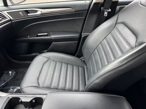 Used 2017 Ford Fusion SE w/ Fusion SE Technology Package FWD image 19