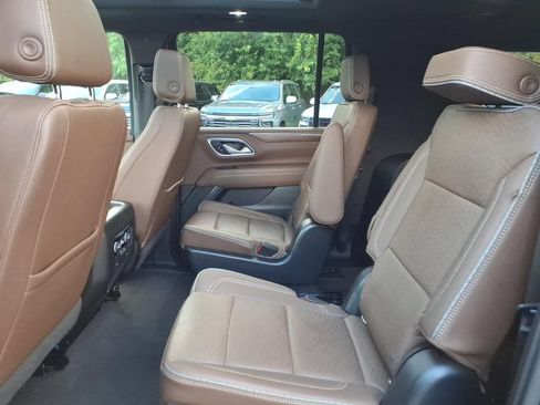 Used 2022 Chevrolet Suburban High Country w/ Premium Package AWD/4WD image 17