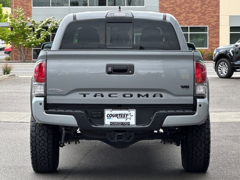 Used 2019 Toyota Tacoma TRD Off-Road w/ Technology Package AWD/4WD image 5