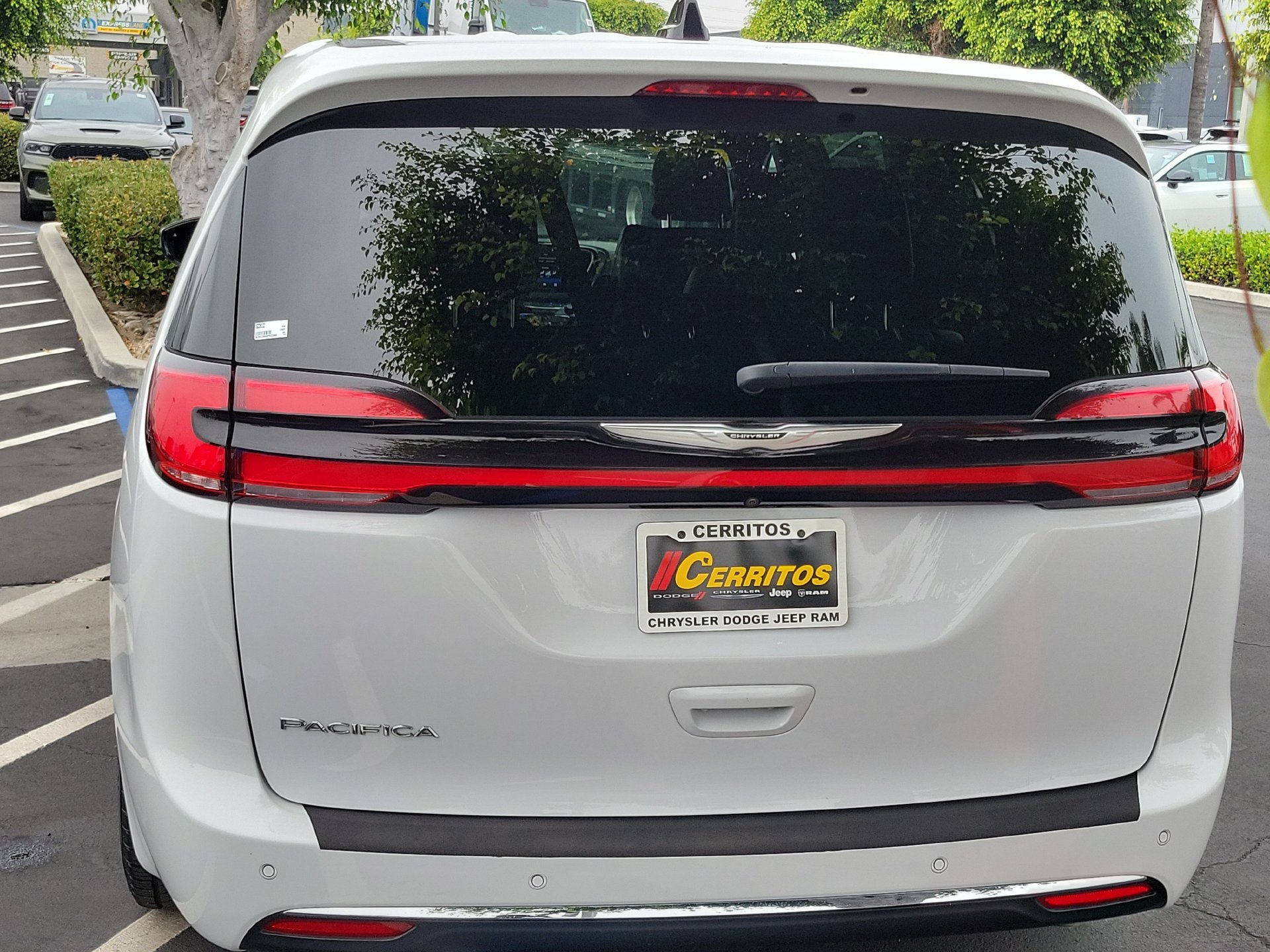 Certified 2025 Chrysler Pacifica Select FWD image 3