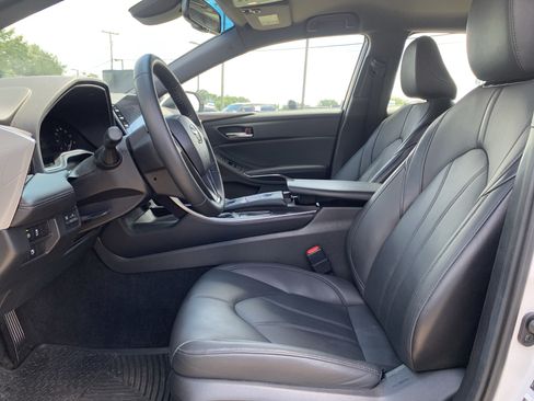 Used 2022 Toyota Avalon XLE FWD image 16