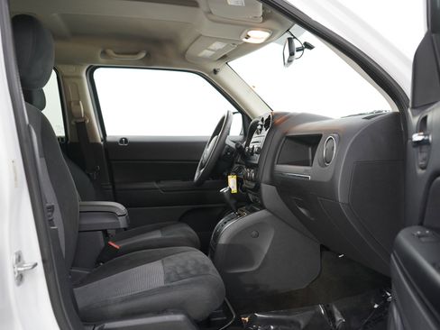 Used 2014 Jeep Patriot Latitude image 11