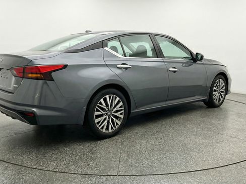 Used 2025 Nissan Altima 2.5 SV image 9