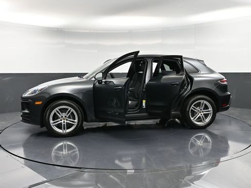 Certified 2025 Porsche Macan AWD/4WD image 37