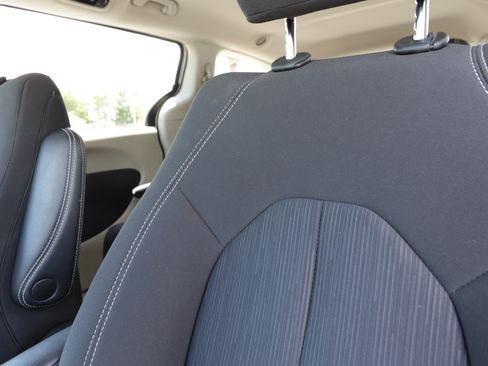Used 2023 Chrysler Voyager LX FWD image 19