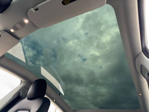 Used 2022 Tesla Model Y Performance image 12