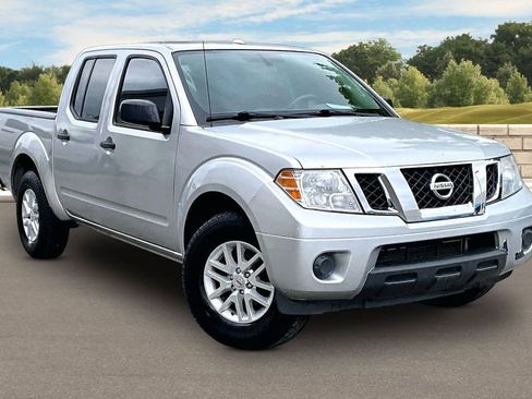 Used 2018 Nissan Frontier SV RWD image 2