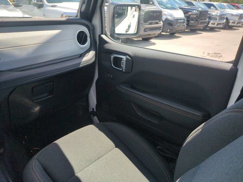Used 2025 Jeep Wrangler Unlimited Sahara AWD/4WD image 18
