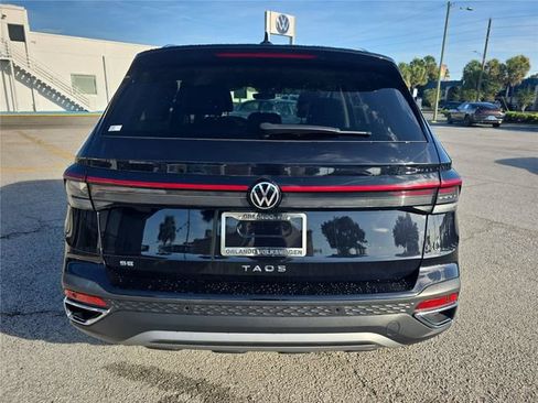 Used 2025 Volkswagen Taos SE FWD image 3