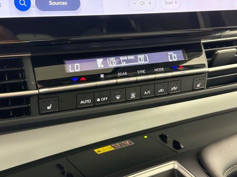 Certified 2026 Toyota Sienna XLE FWD image 27