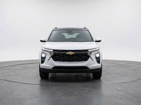 Used 2025 Chevrolet TrailBlazer LT FWD image 2