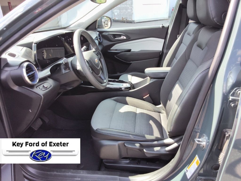 Used 2025 Chevrolet Trax LT FWD image 22