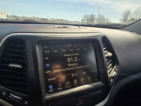 Used 2017 Jeep Cherokee Trailhawk w/ Comfort & Convenience Group AWD/4WD image 10