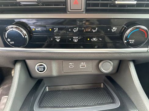 Used 2023 Nissan Rogue S image 31