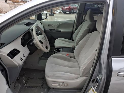 Used 2013 Toyota Sienna LE image 27