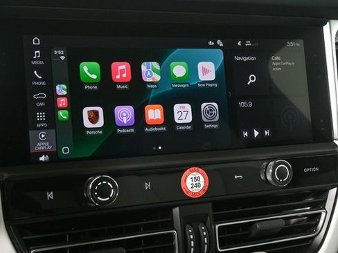 Certified 2025 Porsche Macan image 15