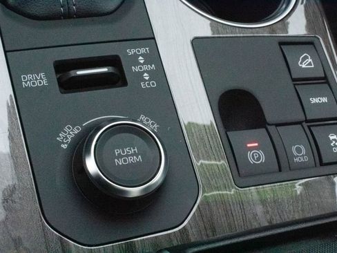 Used 2024 Toyota Highlander Limited image 31