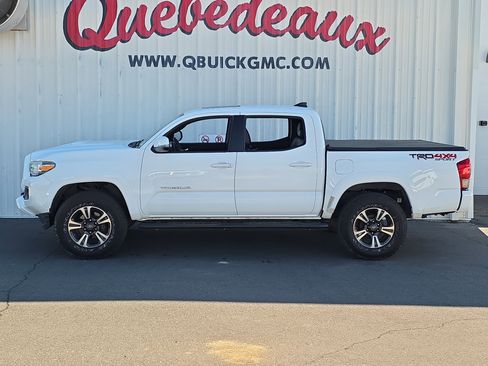 Used 2017 Toyota Tacoma TRD Sport w/ Premium & Technology Package image 4