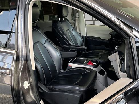 Used 2023 Chrysler Pacifica Touring-L FWD image 8
