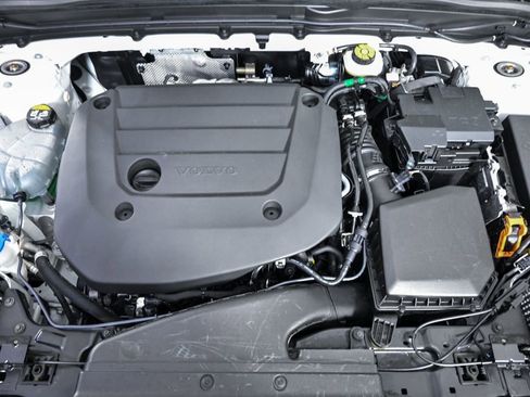 Certified 2025 Volvo XC40 B5 Plus w/ Protection Package Premier image 34