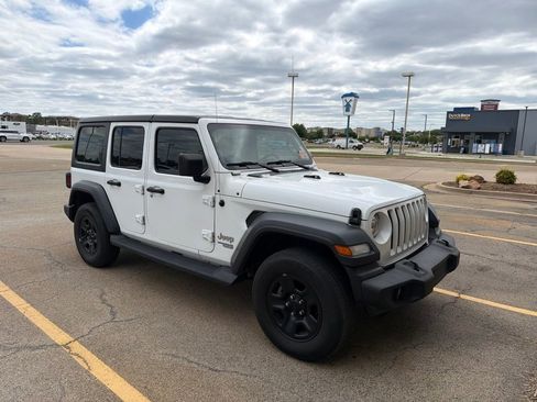 Used 2018 Jeep Wrangler Unlimited Sport AWD/4WD image 3