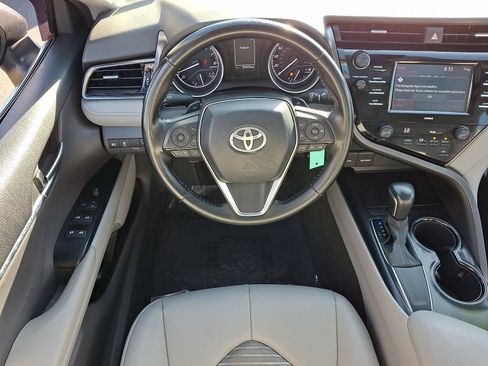 Used 2020 Toyota Camry SE w/ Blackout Package FWD image 11