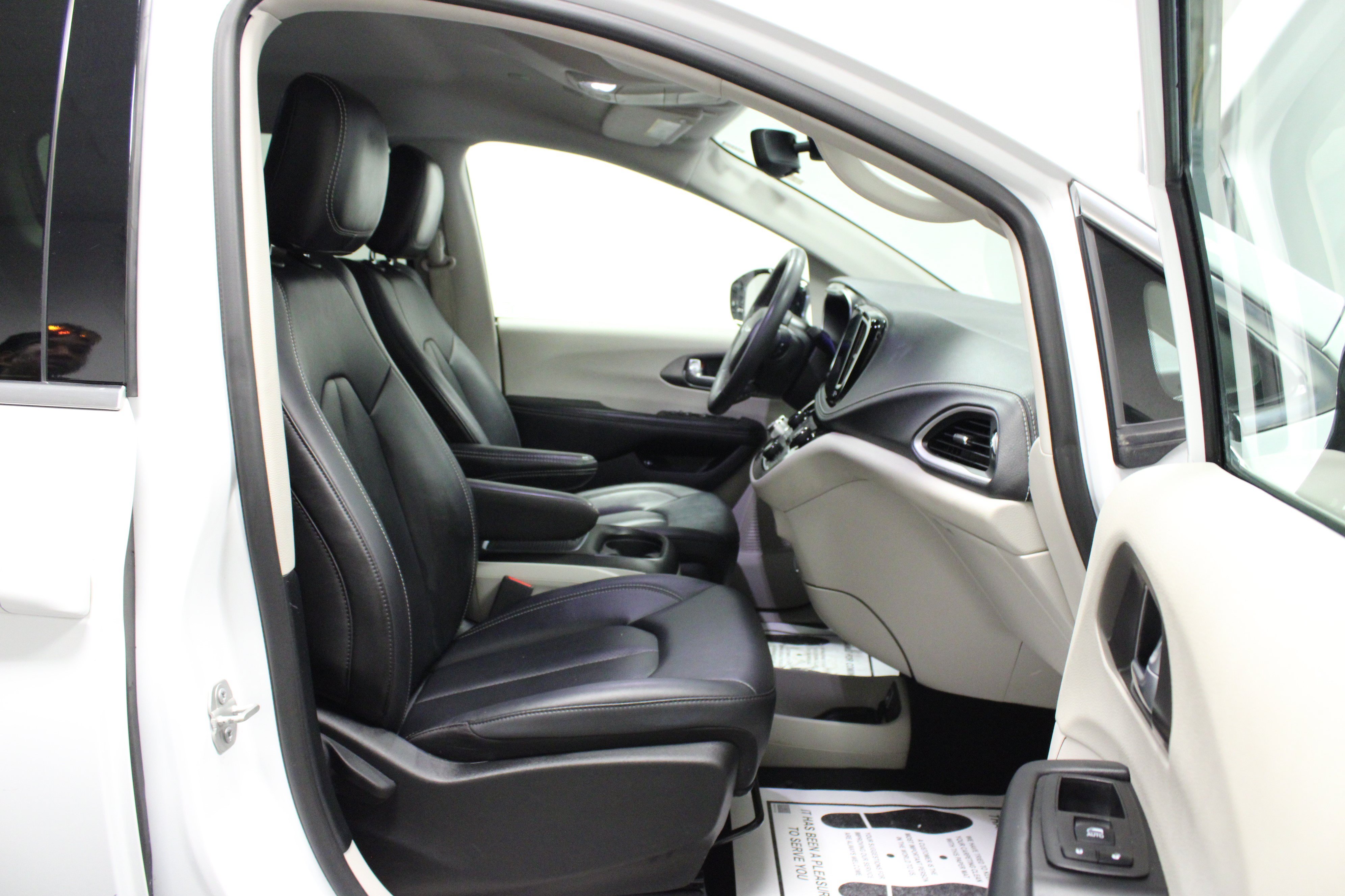 Used 2024 Chrysler Pacifica Limited FWD image 17