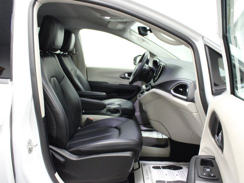 Used 2024 Chrysler Pacifica Limited FWD image 17
