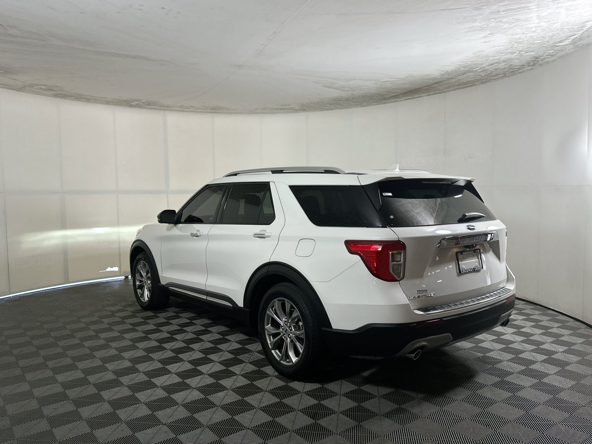 Used 2021 Ford Explorer Limited w/ Equipment Group 301A RWD image 5