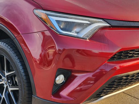 Used 2018 Toyota RAV4 SE image 5
